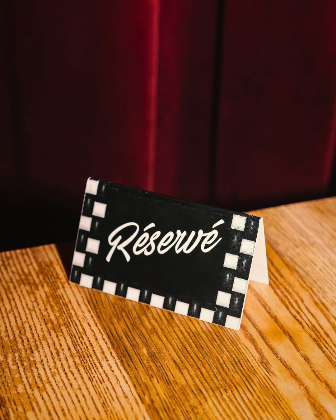 Salle du restaurant Le Sain Sert prête à vous accueillir
