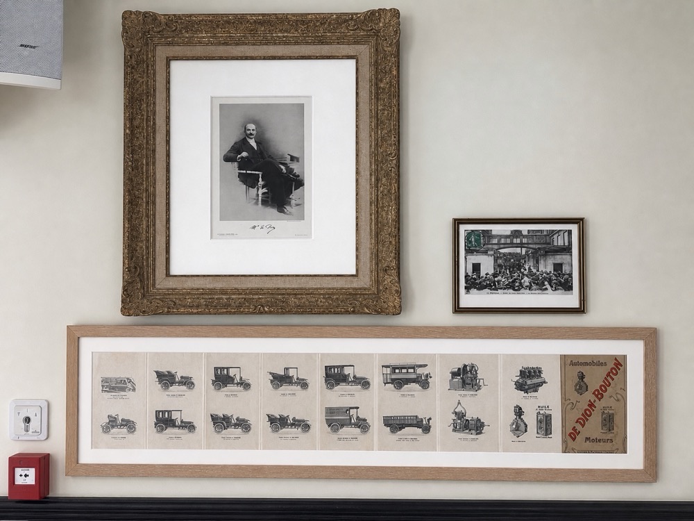 Portrait du marquis de Dion et planches d'automobiles De Dion-Bouton encadrées