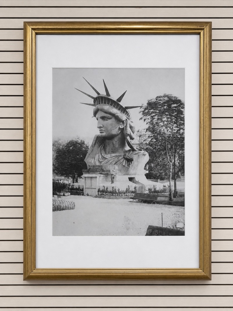 Photographie ancienne de la tête de la Statue de la Liberté exposée à Paris