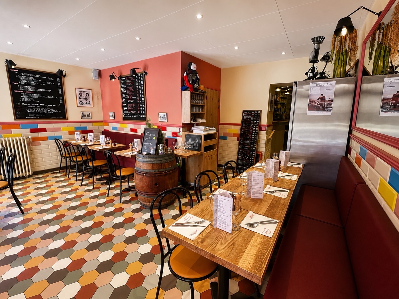 Salle principale du Sain Sert, carreaux de ciment colorés et banquettes